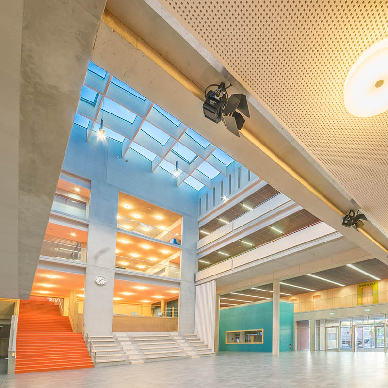 Das Bild zeigt eine Aufnahme der Aula des neuen Willibald-Gluck-Gynasiums in Neumarkt.
